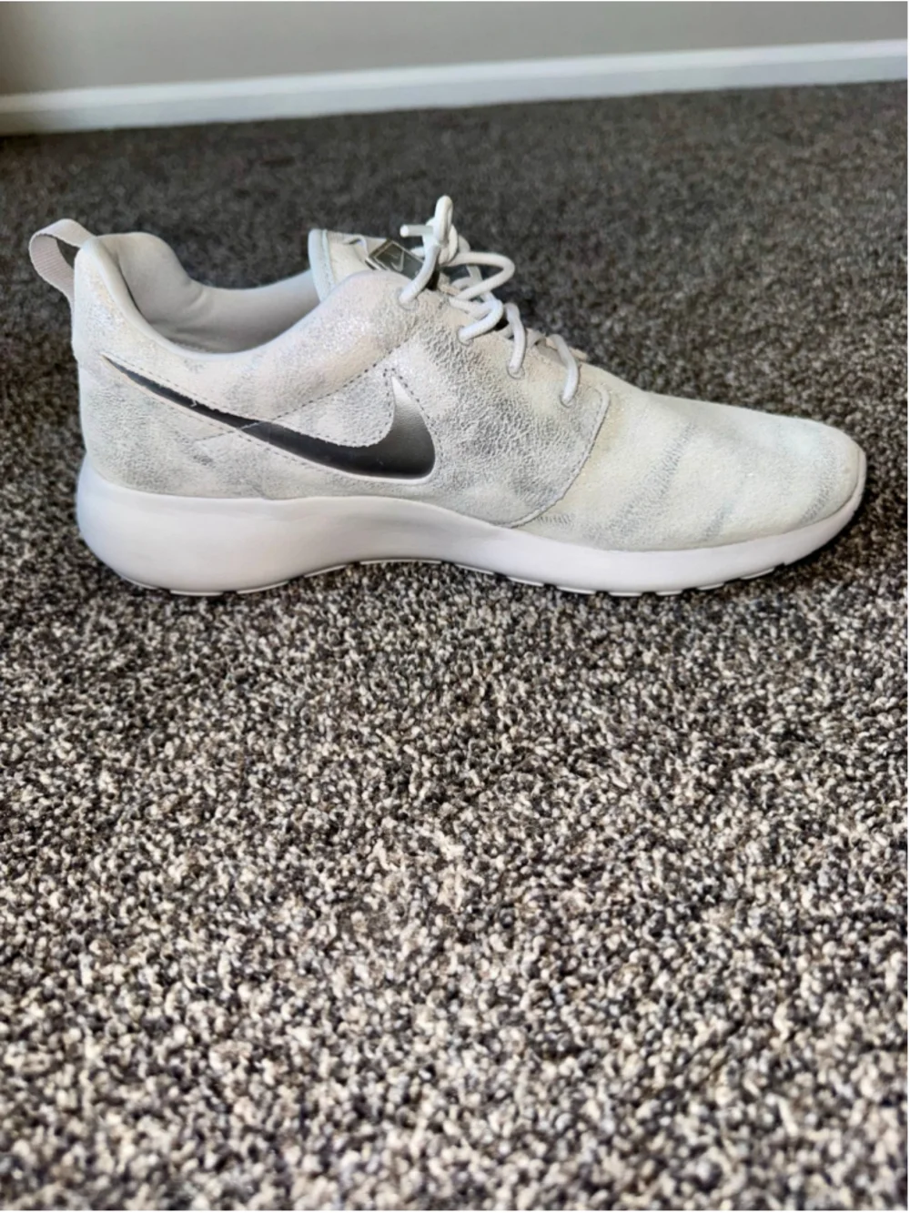 Nike Roshe One PRM Running Shoes Platinum 833928-009 Women's Size 9.5 Sneaker